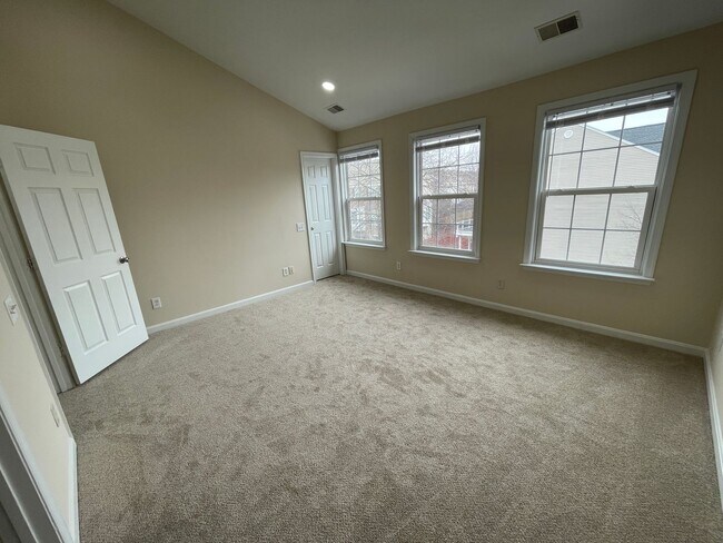 Building Photo - Elegant And Spacious 3 Bed 3.5 Bath Townhome In Vibrant Loudon Parkway Center