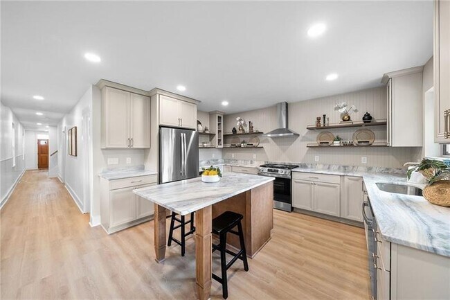 Building Photo - Fully renovated gem close to everything Pittsburgh offers!