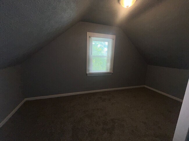 Building Photo - Charming 3-Bedroom Property in Prime Location