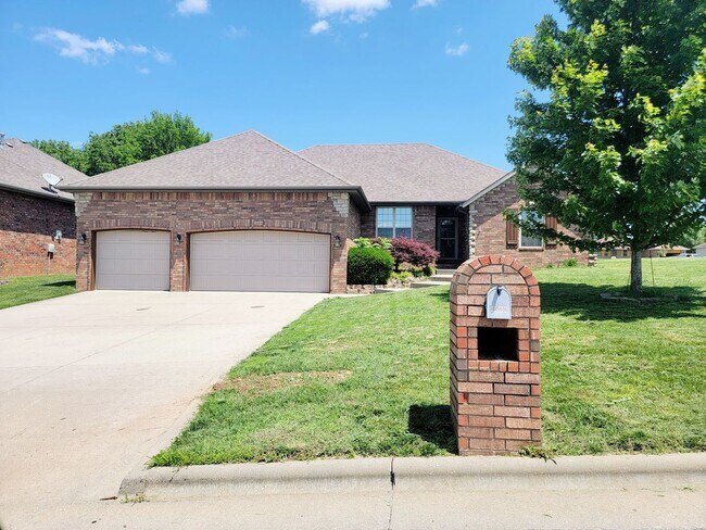 Building Photo - Prairie View Estates,  4 BR - 3 Car Garage...