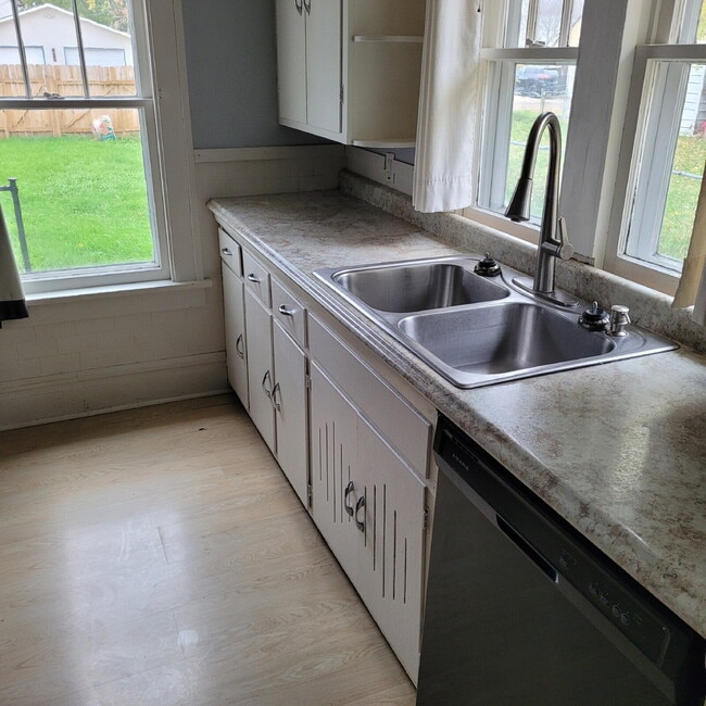 Building Photo - "Charming 3-Bed Home in Brainerd with Spac...