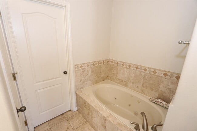 Building Photo - 10514 Winrock Dr