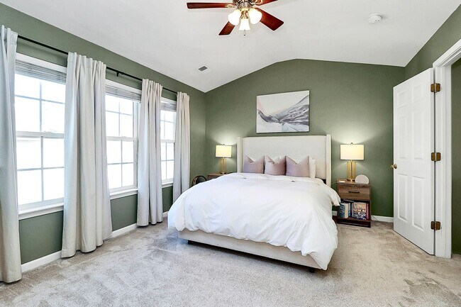 Building Photo - South Park Townhome for Rent!