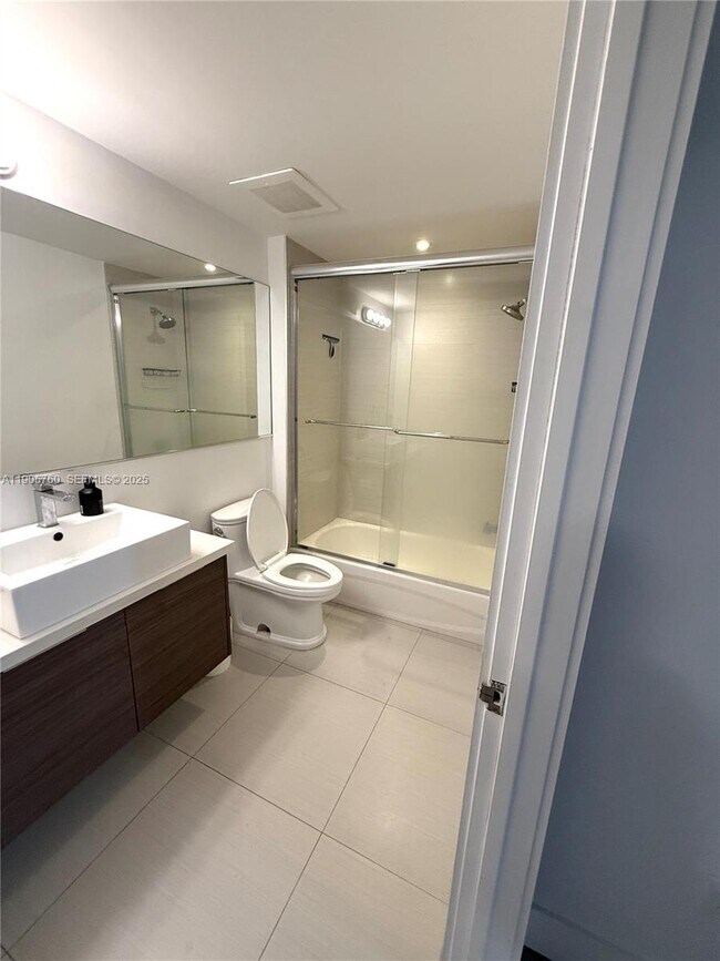 Building Photo - 1010 SW 2nd Ave