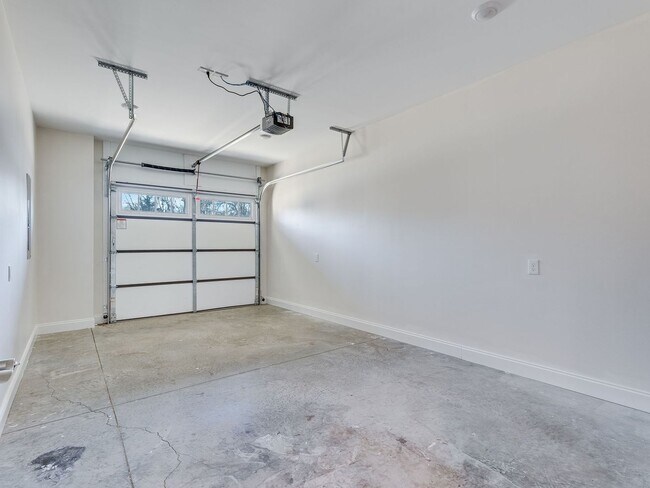 Building Photo - 3 Br 2.5 Bath Townhouse Garage