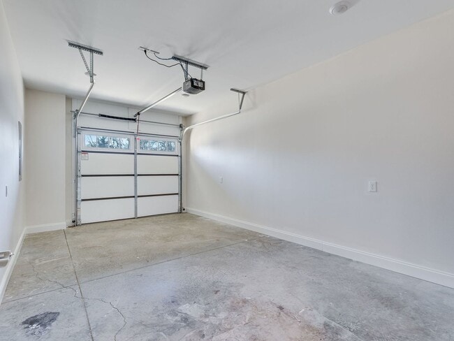 Building Photo - 3 BR Townhome