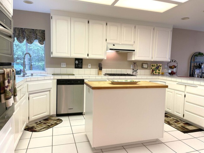 Building Photo - Elegant 4 bedroom 2.5 bath home, Completel...