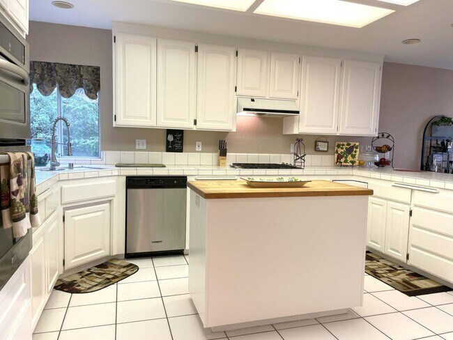 Building Photo - Elegant 4 bedroom 2.5 bath home, Completely Furnished