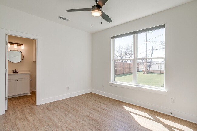 Building Photo - 2322 Benbrook Blvd