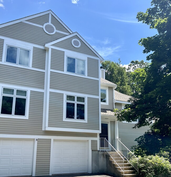 Building Photo - 11 Essex Ct