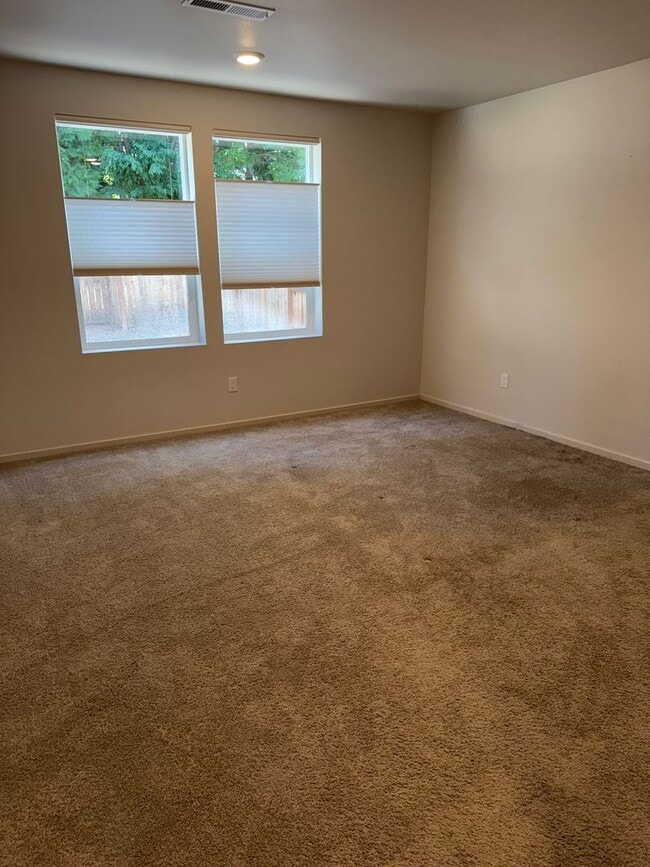 Building Photo - Beautiful 3 Bedroom 2 Bathroom Home Availa...