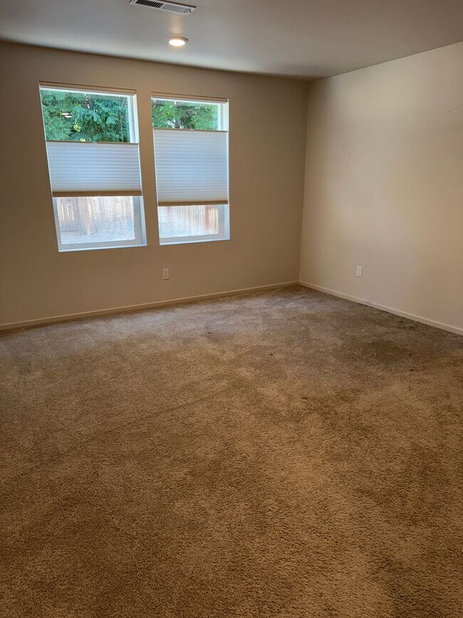 Building Photo - Beautiful 3 Bedroom 2 Bathroom Home Available Now