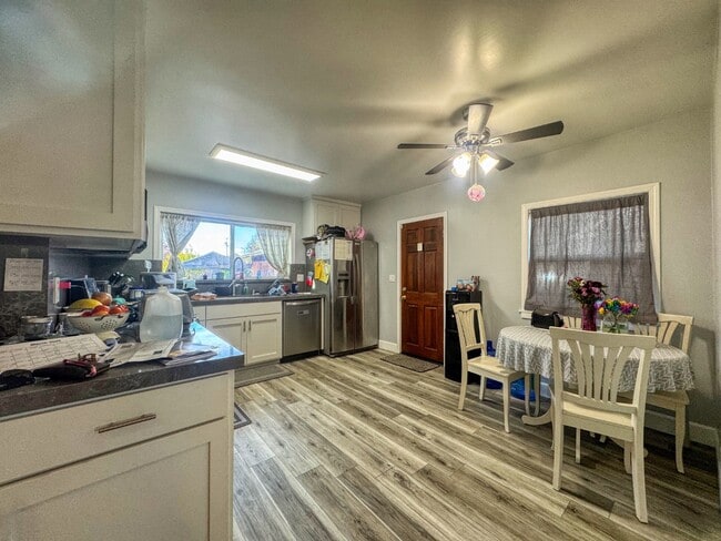 Building Photo - 44 Chestnut St