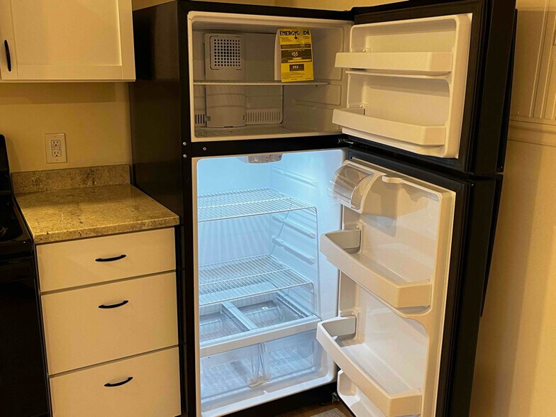 Building Photo - 529 E Grand River Ave