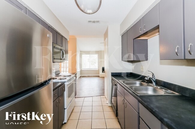 Building Photo - 10810 Lakewood Oaks Dr