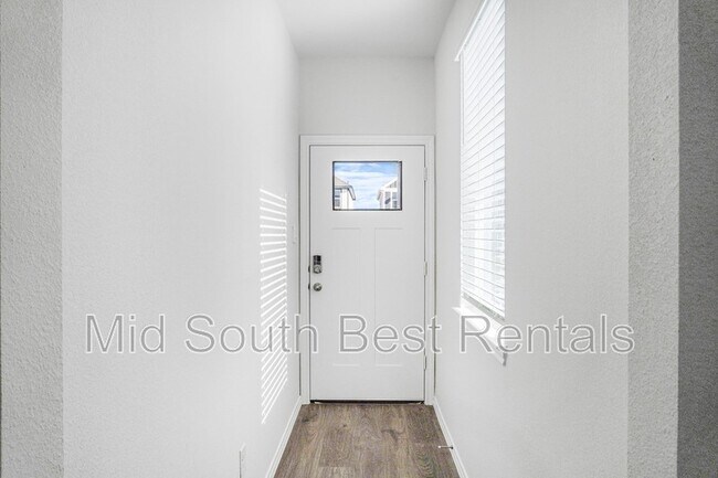 Building Photo - 220 Redwood Rd