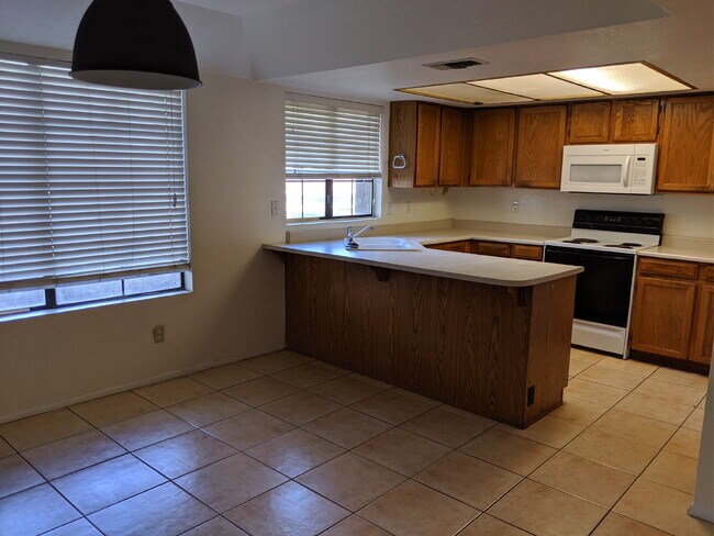 Building Photo - 3 Bedroom 2 Bathroom Close to ASU! $1,999 ...