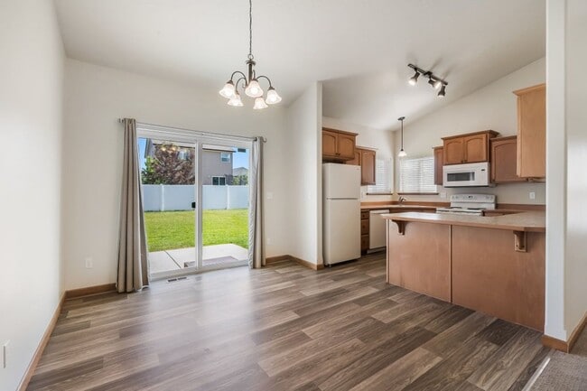 Building Photo - 3 bed 2 bath Crown Pointe Neighborhood wit...