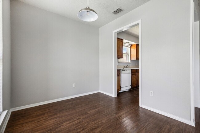 Building Photo - 2410 Lido Ln