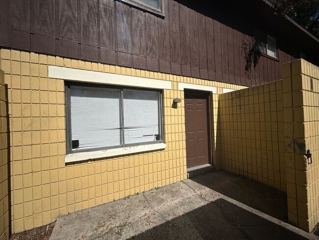 Building Photo - Cozy 2/1.5 with parking