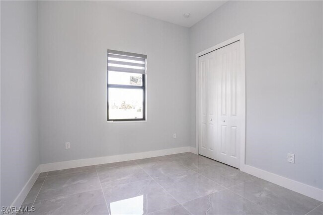 Building Photo - 347 SW 24th Pl