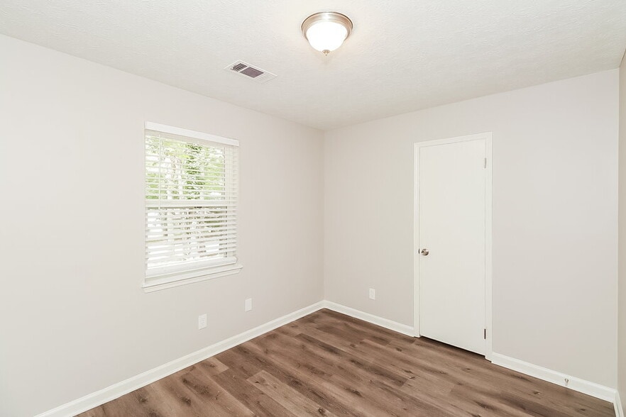 Building Photo - 300 N Meade Dr