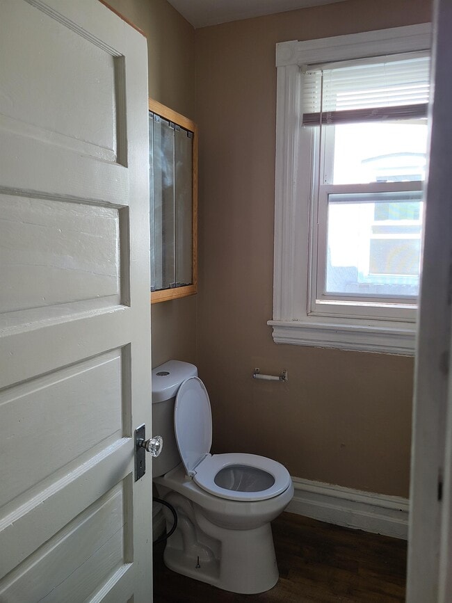 Building Photo - 427 E Wall St