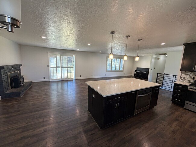 Building Photo - Spacious 4 Bed, 2 Bath Home with Fenced Yard