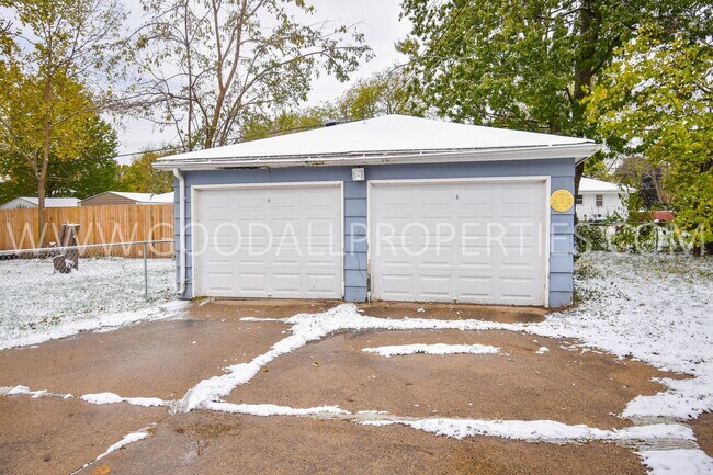 Building Photo - 2 Bedroom 1.5 Bath Home