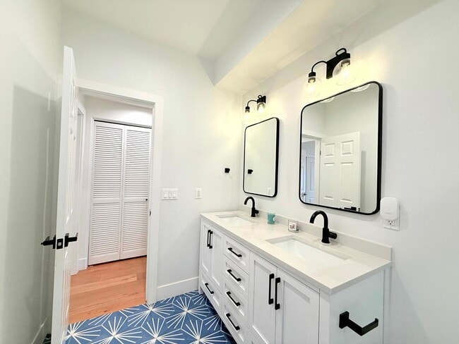 Building Photo - Fantastic 2-Story Home 3 bed 2.5 bath with backyard in Prime Golden Hills-Redondo Beach