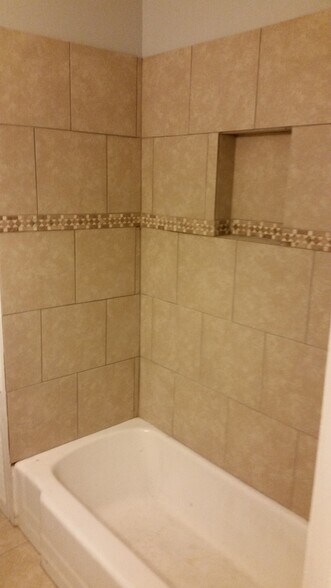 Bathtub - 6148 Winthrop Ave