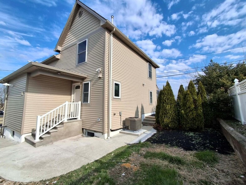 Building Photo - 49 Hillside Ave