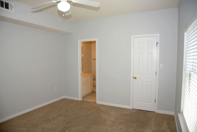 Building Photo - Rare 3 Bedroom Condo!