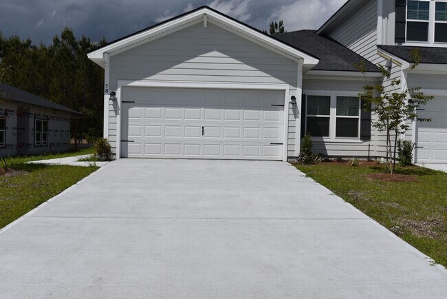 Building Photo - Charming Town Home Available