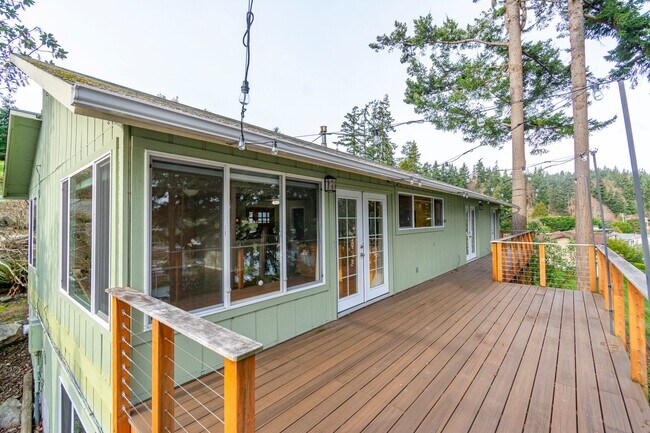 Building Photo - 3 Bed 2.5 Bath Home with a View!