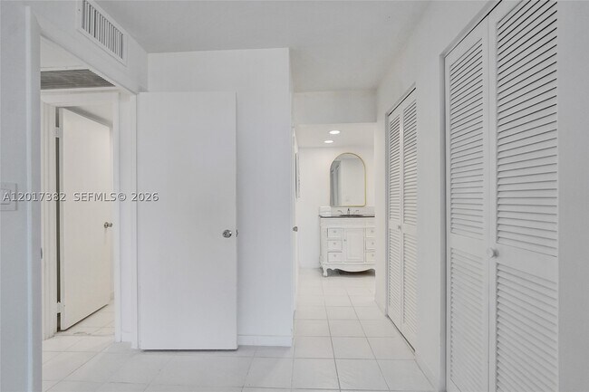 Building Photo - 1600 S Ocean Dr