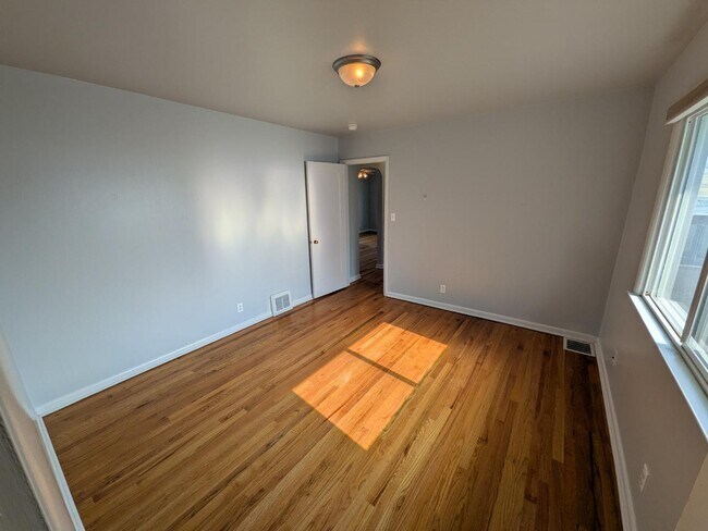 Building Photo - 1633 Crook Ave