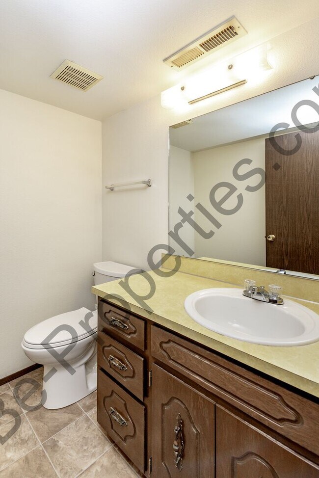 Building Photo - 4 bedroom 2.5 bathroom Home