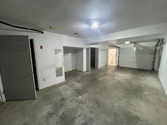 Building Photo - 19 Hawthorne Dr