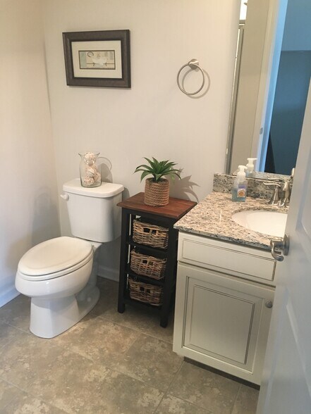 Building Photo - 1228 Queen Lyon Ct