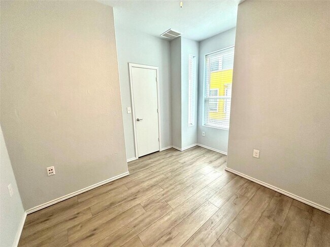 Building Photo - 4323 Nitschke St