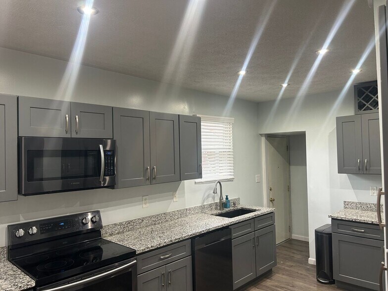 Building Photo - 727 Brady Ave