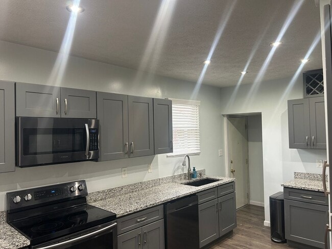 Building Photo - Charming 4BR House in Steubenville