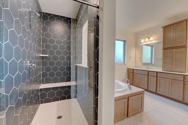 Building Photo - Must See 5 Bed 4.5 Bath in Northlake
