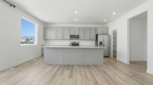 Building Photo - 154 E Parade Ave