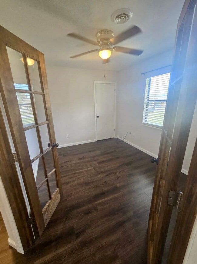 Building Photo - Location Friendly!!