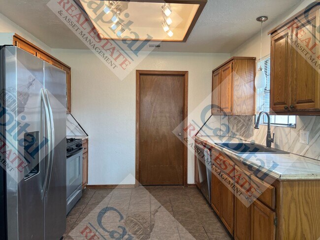 Building Photo - Charming 3 Bedroom