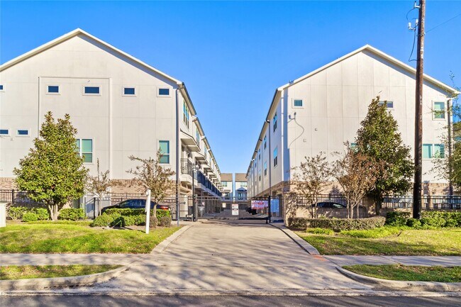 Building Photo - 1276 N Post Oak Rd