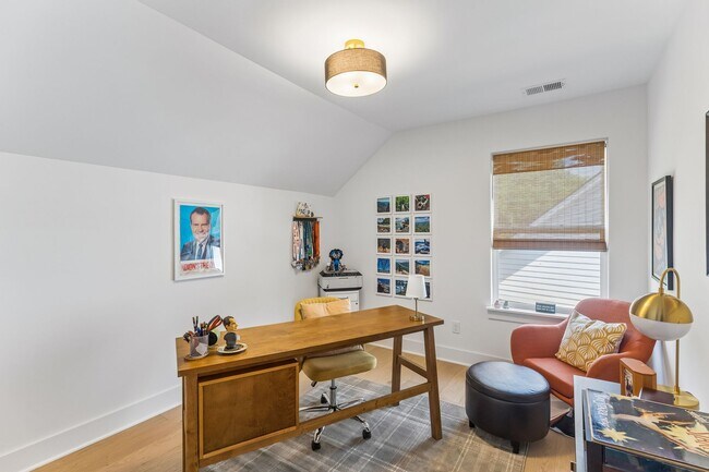 Building Photo - 2025 Pleasant Cv
