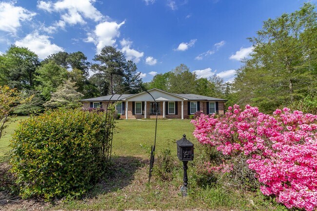 Building Photo - Beautiful and Updated 5 Bedroom Home